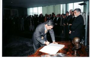 Fernando de Mello Barreto assina a sua posse como chefe do gabinete da Secretaria-Geral do Ministério das Relações Exteriores, sob os olhares do então chanceler Celso Lafer.